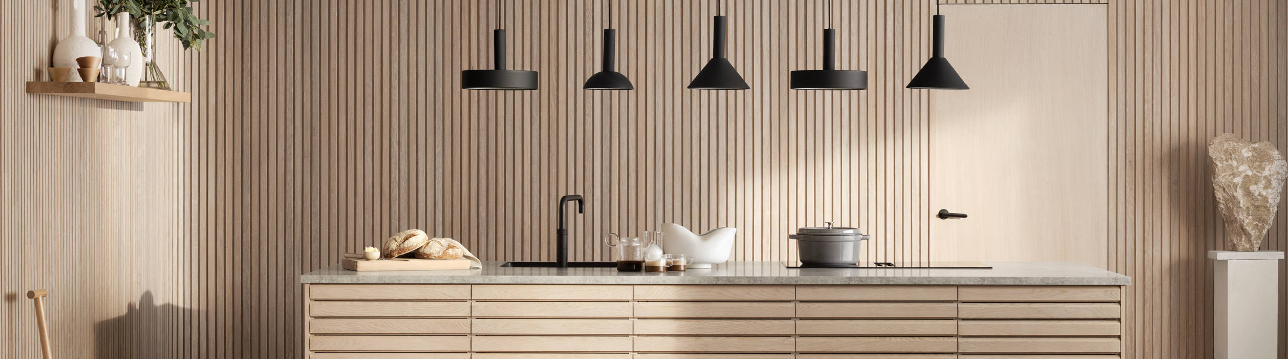 Kjøkkenmodellen Eikeli representerer en lun og nordisk eiketrend. Med sine malte lamellfronter i heltre eik, byr modellen på referanser til både kulinarisk bistro og urbane kafémiljøer.  Eikeli fåes kun som underskap.