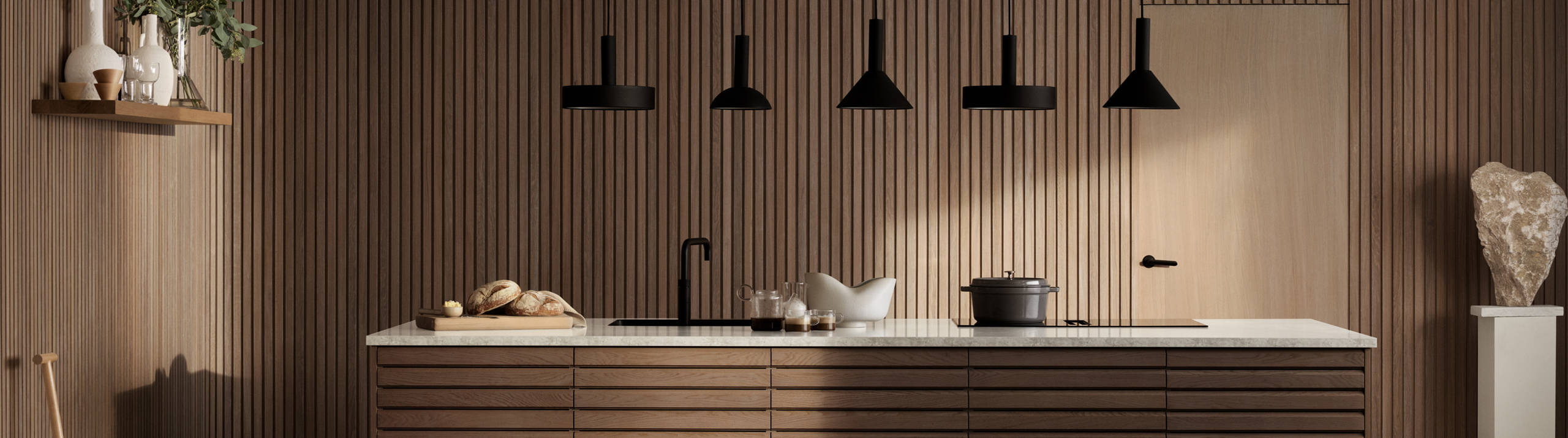 Kjøkkenmodellen Eikeli representerer en lun og nordisk eiketrend. Med sine malte lamellfronter i heltre eik, byr modellen på referanser til både kulinarisk bistro og urbane kafémiljøer.  Eikeli fåes kun som underskap.