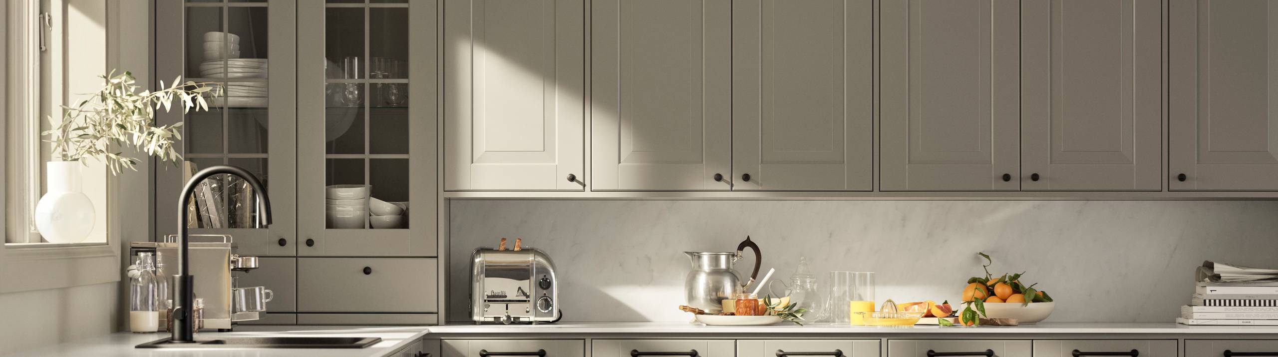 Marbodal Lindö - kök - kökslucka målad i frö vår greige färg. PLUS-utförande som skapar en platsbyggd känsla