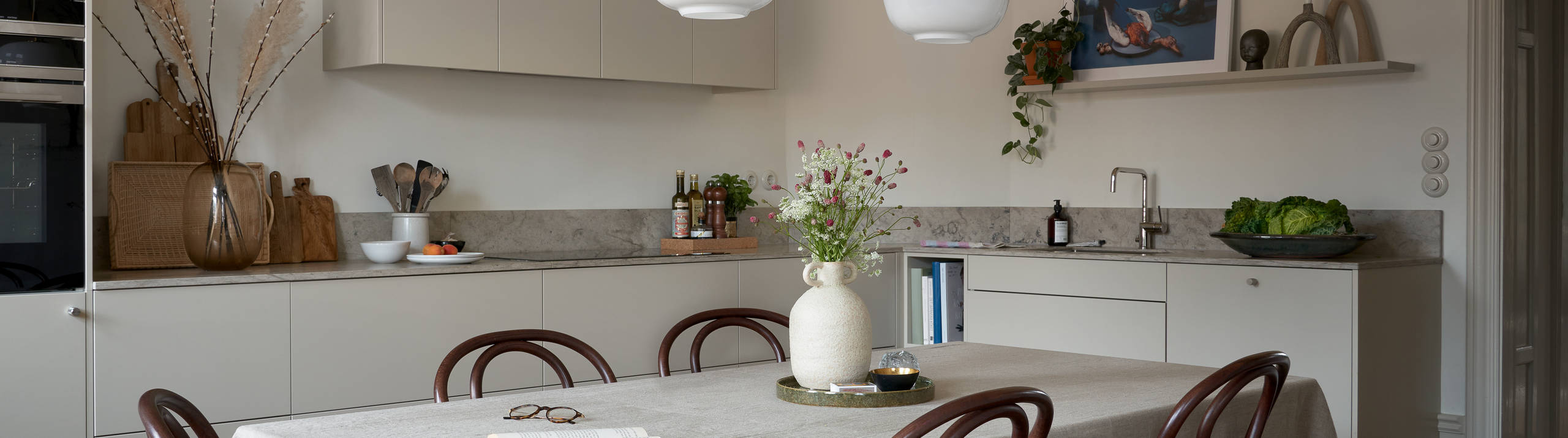 Beige køkken Athena Sand fra INVITA uden greb med marmorbordplade