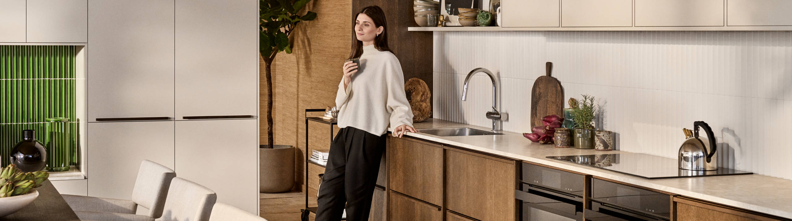 Marbodal - kök Signatur Ekbacken i ek faner brunbetsad i kombination med Arkitekt plus i köksfärg beige