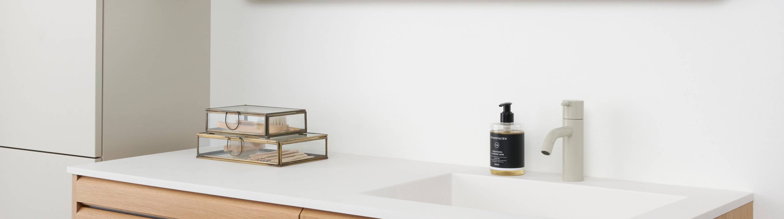 Snedkerbadeværelse Ikon Finér eg natur fra INVITA med håndplukkede, massive egetræslameller med hvid vask og lys grå armatur