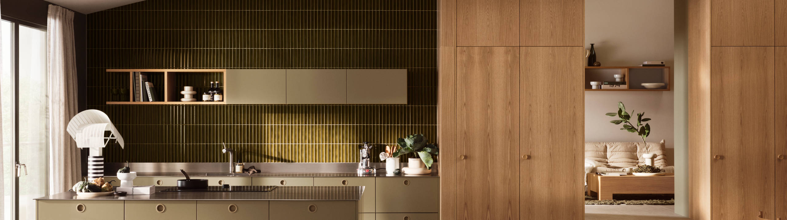 Jubilæumskøkken fra INVITA med træfinér eg, matchende vægpanel og grønne skaber inspireret av 1970'erne med infræsede greb