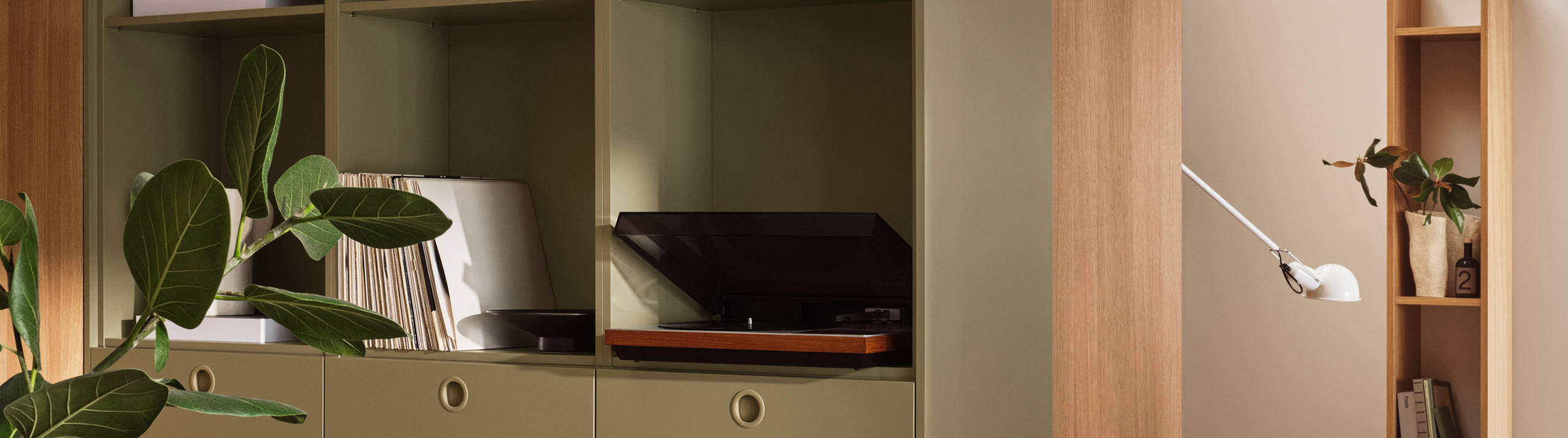 Opholdsrum med højskabe i farven Pistacie