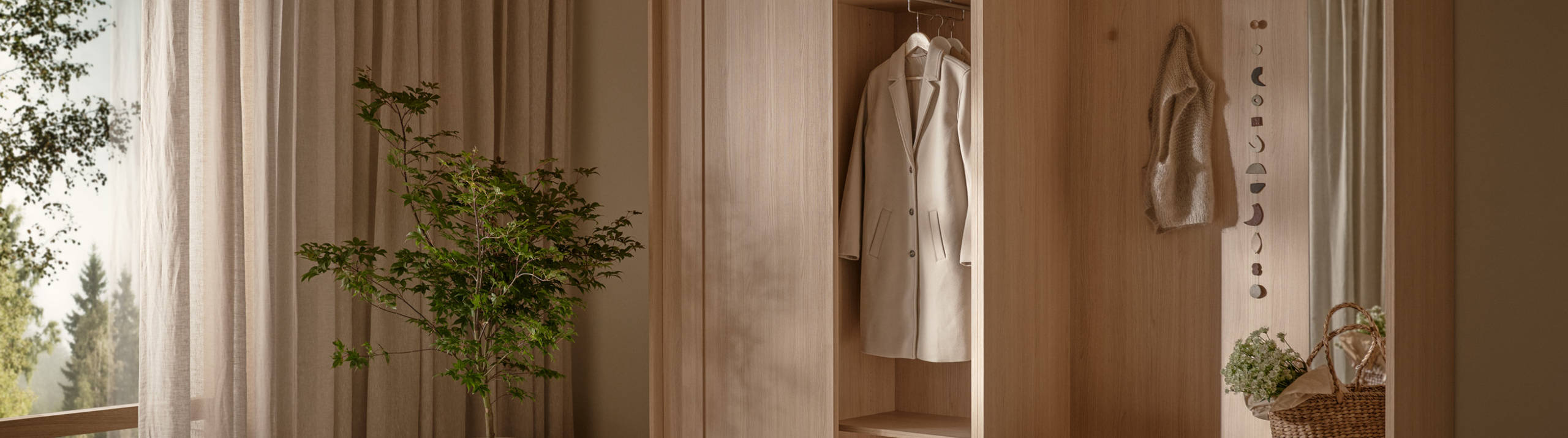 Lys garderobeskap med lys tre skyvedører og innredning