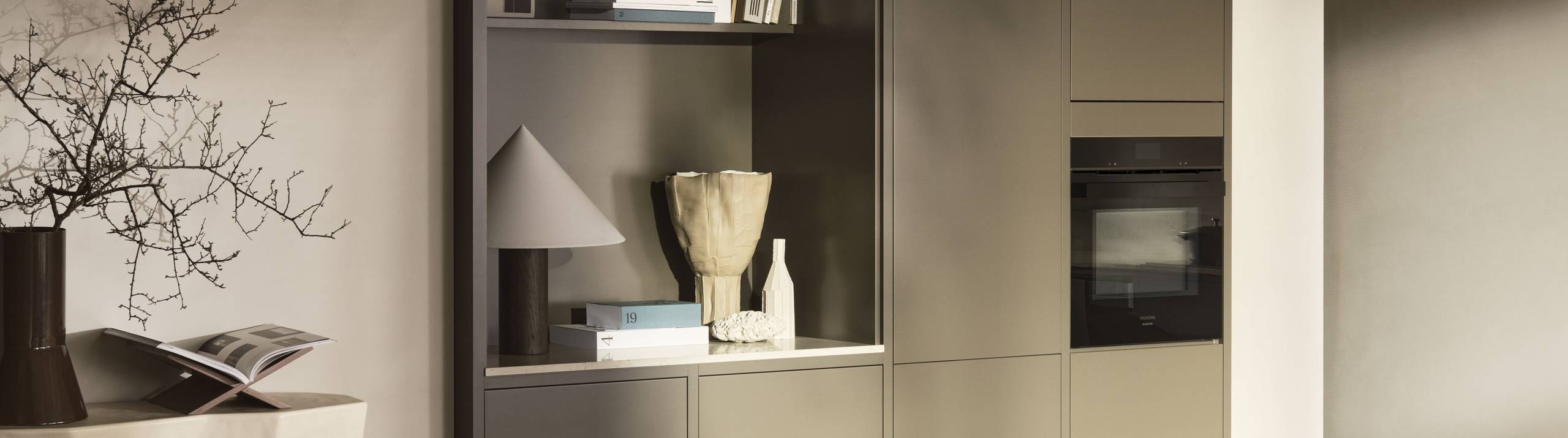 Inbyggd förvaring och kylskåp i Marbodals Warm Minimalism-kök.