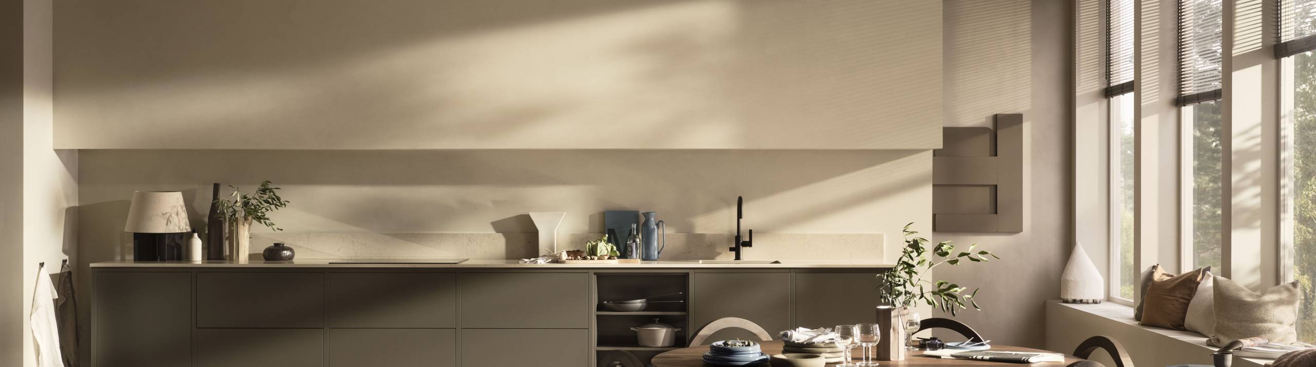 I samarbeid med designeren Lotta Agaton har vi skapt kjøkkenkonseptet Varm minimalisme – en skandinavisk tolkning av minimalisme som forener enkelhet, kreativitet og varme i en tidløs stil.