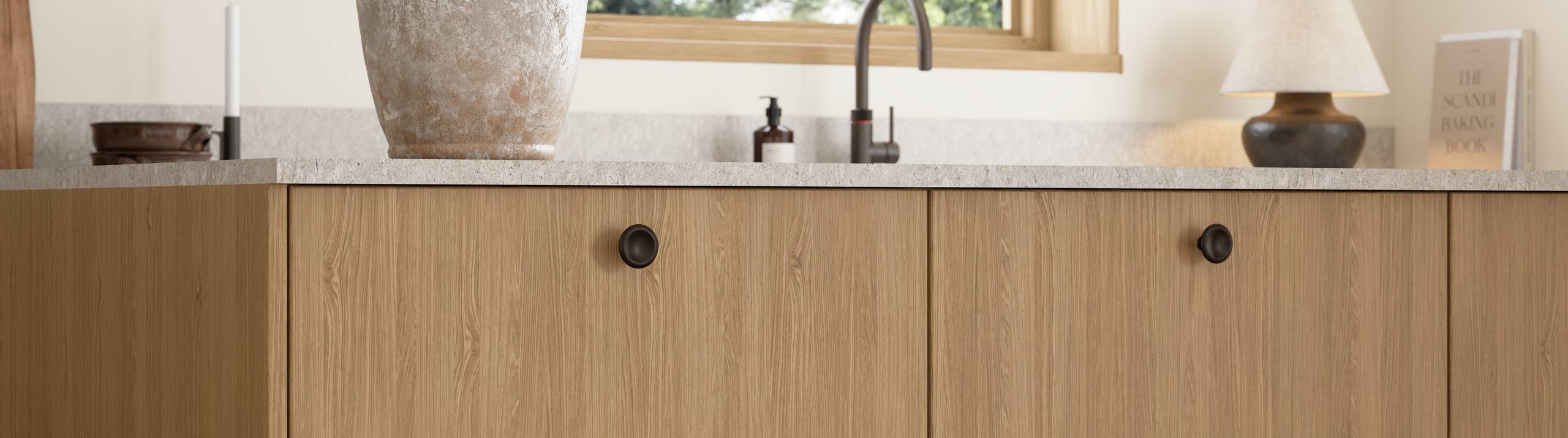 Favn er et kvalitetskjøkken inspirert av naturen. En vakker front i stående finer som gir hele kjøkkenet liv.