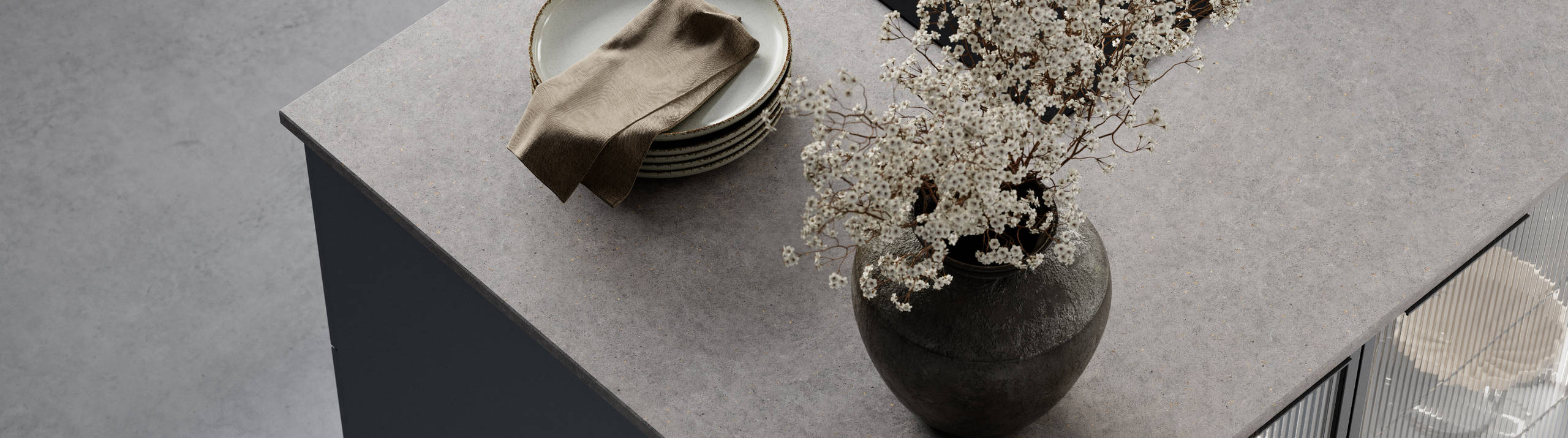 Mat og silkeblødt laminatkøkken Cover i Soft laminat med køkkenø fra INVITA med et seamless udtryck i farve Blåler, vitrineskabe i køkkenøen