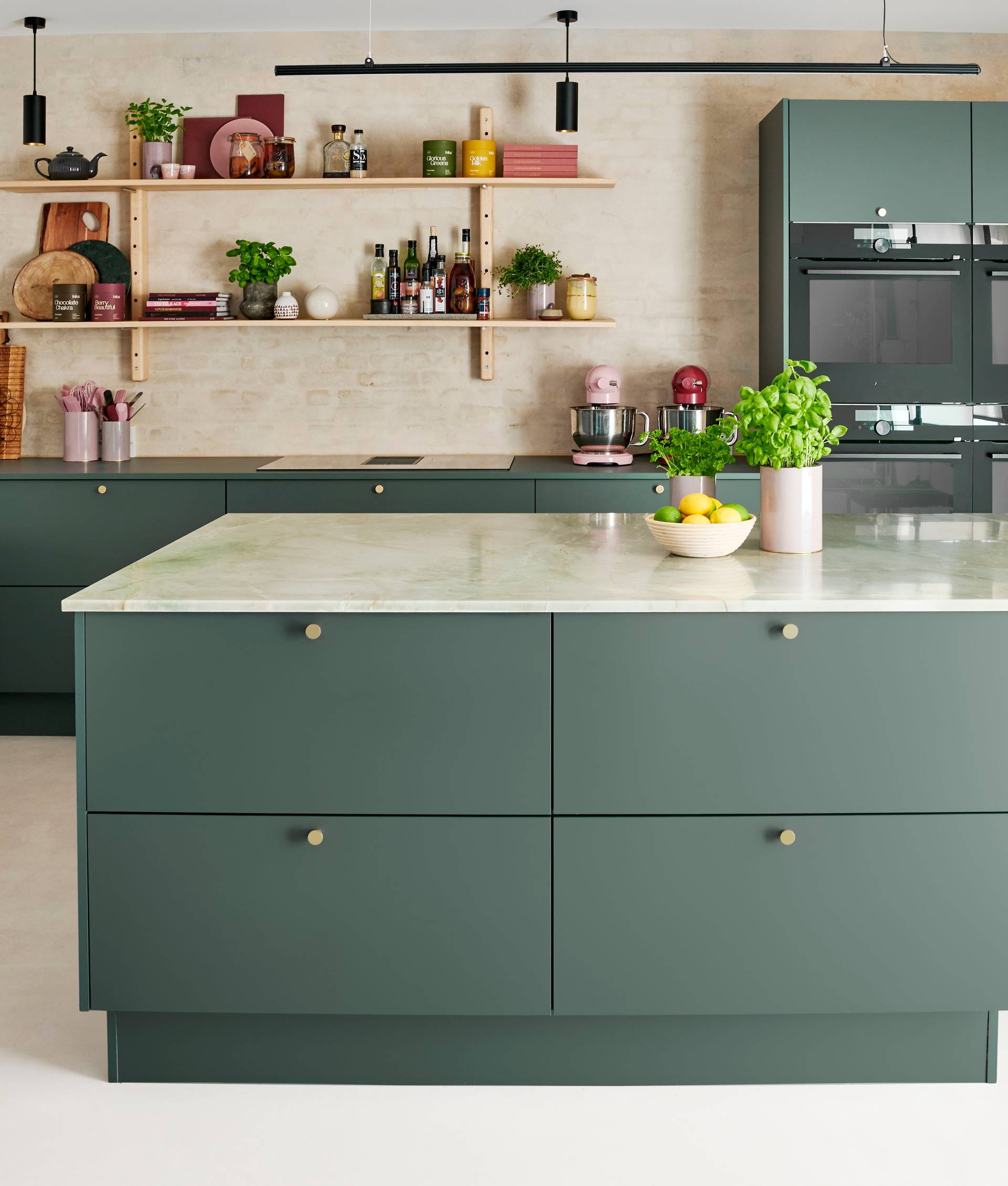 Green kitchen: A calm sanctuary | HTH, image size:1920x2259