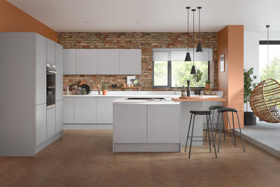 Integra Ascoli kitchen by Magnet. Matt finish handless door with trim brushed in aluminium for a high end finish.
